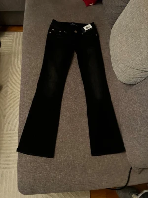 Svarta bootcut jeans från G Rise XS - Svarta jeans från G-rise som är aldrig använda med lappen på. Storlek Xs och modellen short. För korta på mig som är 168. Trendiga och väldigt låg midja.  kan frakta iväg de fort vid snabb och enkelt köp