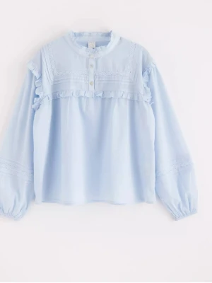 Blå blus från Lindex - Den blå blusen är mjuk och bekväm. Den har långa ärmar och en rund hals. Tyget faller fint och känns lätt. Färgen är klar ljus blå och ger ett lugnt och fräscht intryck.