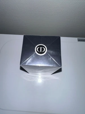 Dior Sauavage parfum 100ML - Helt nyoöppnad Dior sauvage parfum. Flaskan innehåller 100ML och har en väldigt fin doft. Används bäst för män.  pris kan diskureras 
