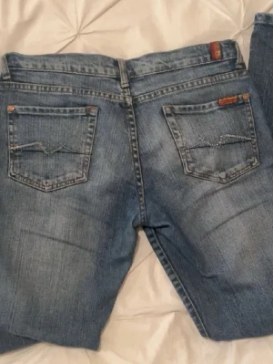 Lågmidjade jeans från 7 for all mankind - Säljer ett par skitsnygga och väldigt lågmidjade jeans från 7 for all mankind. Säljer runt 500-600 kr då jag köpte dom för ganska mycket mer❤️lite slitna i benslutet, skriv för frågor och pris kan diskuteras❤️