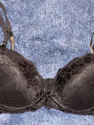 Svart spets-bh  - Svart longline-bh i blommig spets med bygel och svag push-up. Använd enstaka gånger och är i toppskick utan skavanker. Sitter skönt med stretchigt band nertill som inte trycker åt. Justerbara axelband och spänne i ryggen. Kolla in min profil för fler färger, jag erbjuder bundlepris vid köp av flera varor! 