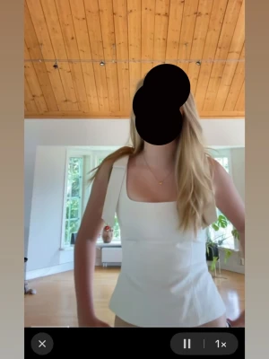 Vit linnetopp med breda axelband - Säljer en stilren vit linnetopp med breda axelband och fyrkantig urringning. Toppen har en figurnära passform och är tillverkad i ett slätt material som ger en clean look. Perfekt för dig som gillar minimalistisk stil och vill ha något fräscht till sommaren.