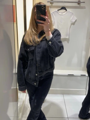 Svart jeansjacka h&m - Säljer en svart jeansjacka med klassisk design och silverfärgade knappar framtill. Jackan är i storlek S och använd några gånger men har inga defekter. Man kan ha en tjockare tröja under också