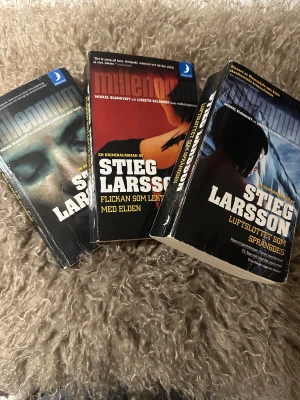 Millennium-trilogin (Män som hatar kvinnor, Flickan som lekte med elden, Luftslottet som sprängdes) - Upptäck Stieg Larssons Millennium-trilogi! Följ Lisbeth Salander och Mikael Blomkvist i en mörk, spännande och intensiv berättelse fylld av mysterier, samhällskritik och oväntade vändningar. Perfekt för dig som gillar deckare och thrillers med starka karaktärer. Obs 3 böcker