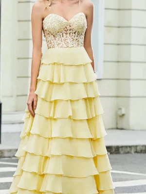 gul balklänning - super fin balklänning, använd 1 gång. Lite smutsig längst ned men verkligen inget som syns. Avsydd, så skulle säga att den passar dig under 175 cm💕💕 skriv vid frågor