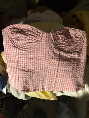 topp - säljer denna korsetten från zara som är sååå fin🩷 stl m men skulle påstå att den passar lite mindre!❤️ inga defekter och bra skick. pris kan diskuteras!!!🩷