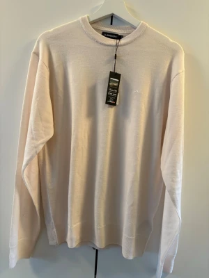 J.Lindeberg merinoull tröja- Helt ny! - Här har vi en helt ny fin merinoull tröja som jag fick i julklapp, denna tröja passade inte och därför säljer jag den. Tröjan är ganska stor i storlek. Hör av vid intresse🙌