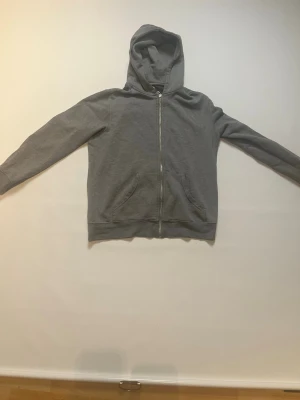 Grå zip hoodie från Win Win storlek M - Det är en grå zip hoodie från Win Win med storleken M