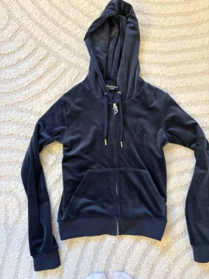 Juicy couture zip up marinblå - Fin juicy couture zip up tröja i marinblå. Använd fåtals gånger och är i väldigt fint skick. Aldrig tvättad så materialet är fortfande fint sammet. Storlek Xs. Pris går att diskuteras! 