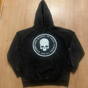 Number (n)ine nine hoodie  - Helt ny.  Storlek M, 65cm lång och 55cm på bredden.  Skriv privat innan köp och vid fler frågor. 