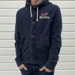 Hollister stickad cardigan  - Stickad cardigan, as fet nu till vintern, otroligt najs passform och passar till det mesta, priset kan såklart diskuteras🙌