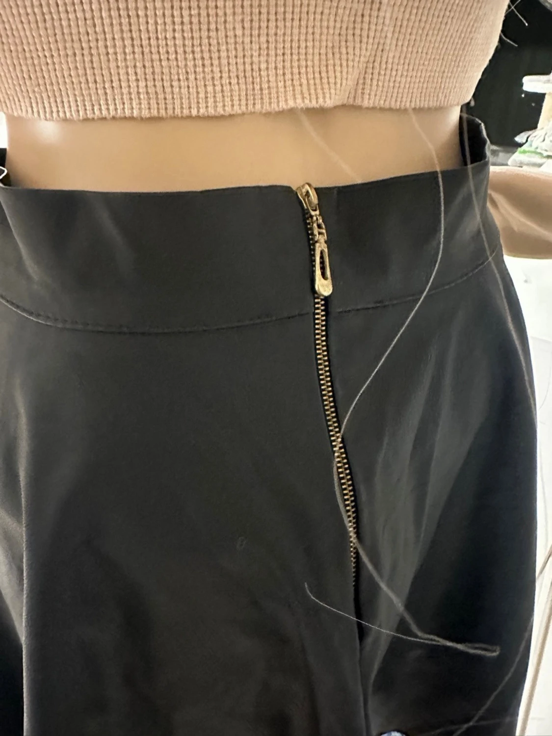 Svart skinnkjol med dragkedja - 1