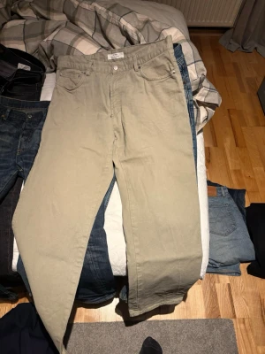 Beige raka byxor från Zara Origins - Snygga beige byxor från Zara Origins med klassisk femficksdesign och raka ben. Byxorna är tillverkade i bomull och har en enkel look som passar till många olika stilar. Perfekt för dig som gillar neutrala färger och vill ha ett clean plagg i garderoben.