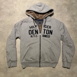 Tommy Hilfiger Vintage Hoodie , fur / päls  - Tjena säljer nu denna sjukt snygga TH hoodien vintage. Storlek L passar M också!  Fodrad med fur/päls , Vid frågor kontakta!