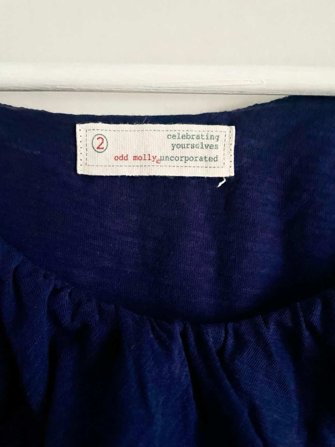 Mörkblå blus med volang från Odd Molly - 1