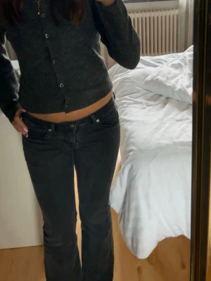Lågmidjade bootcut  - Lågmidjade jeans från hm, storlek 38 men sitter mer som 36