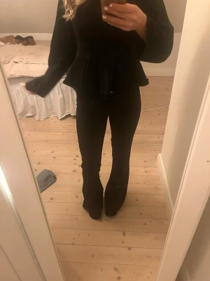 Bootcut kostymbyxor - Säljer ett bar utsvängda kostymbyxor från Gina tricot med knappar där bak på fickorna