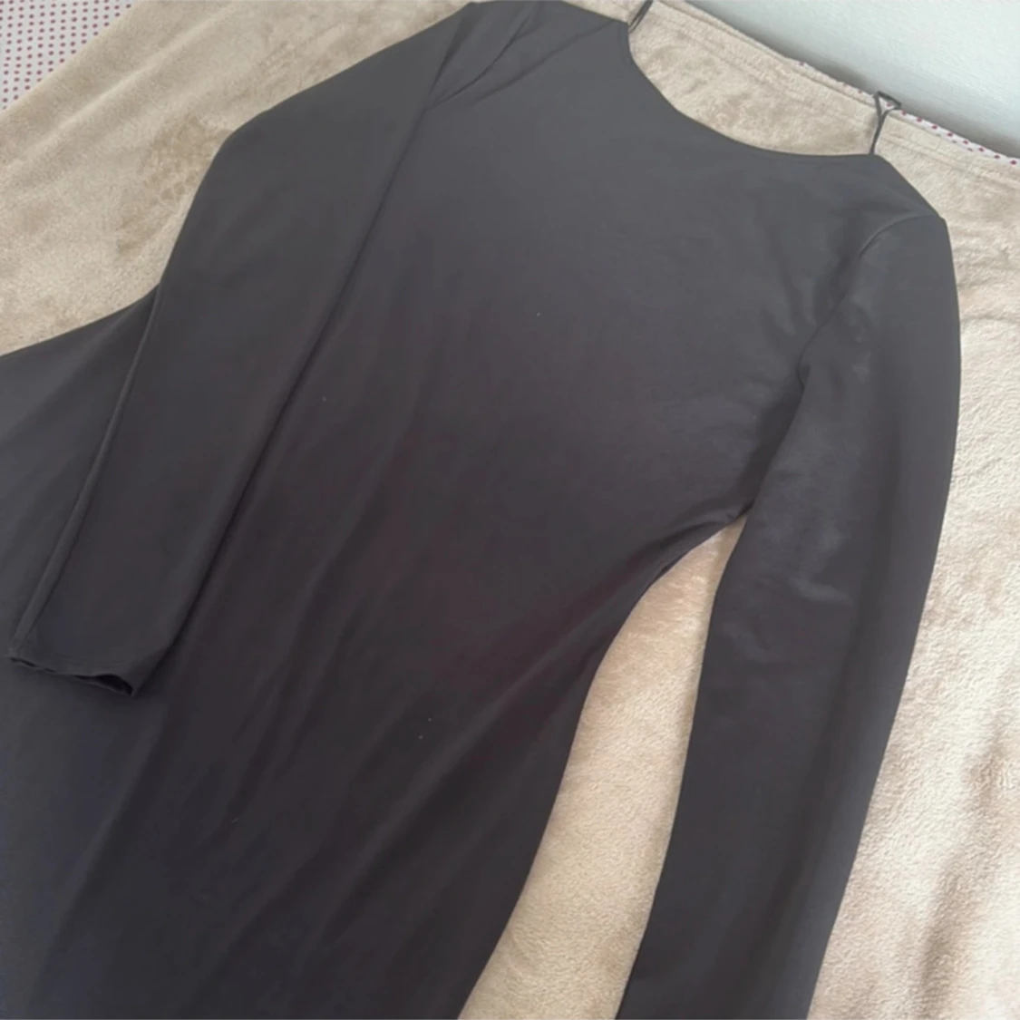 Svart långklänning med öppen rygg - 3