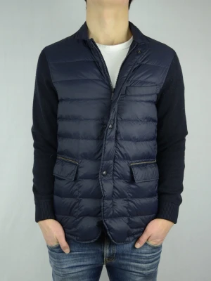 Massimo Dutti cardigan  - MASSIMO DUTTI HYBRID CARDIGAN  Storlek : M  Passform : Normal  Användning : Jackan är i ett väldigt fint skick utan defekter  Nypris : Cirka 2000SEK  Modellen på bilen är 182CM och väger 77KG