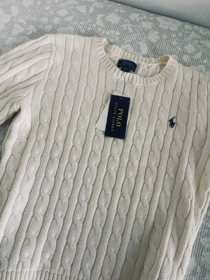Vit stickad tröja Polo Ralph Lauren - Ralph Lauren stickad tröja – strl S. Elegant och klassisk passform. Hög kvalitet och ikonisk logga. Ett säkert plagg i garderoben.                   Skickas super snabbt📦Skriv vid funderingar!