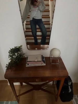 Blå wide jeans med låg midja - Snygga blå jeans med låg midja och breda ben, klassisk femficksmodell med kontrastsömmar. Jeansen har en mörk tvätt med lätt slitning och är tillverkade i jeansmaterial. Perfekta för dig som gillar en avslappnad och trendig look.