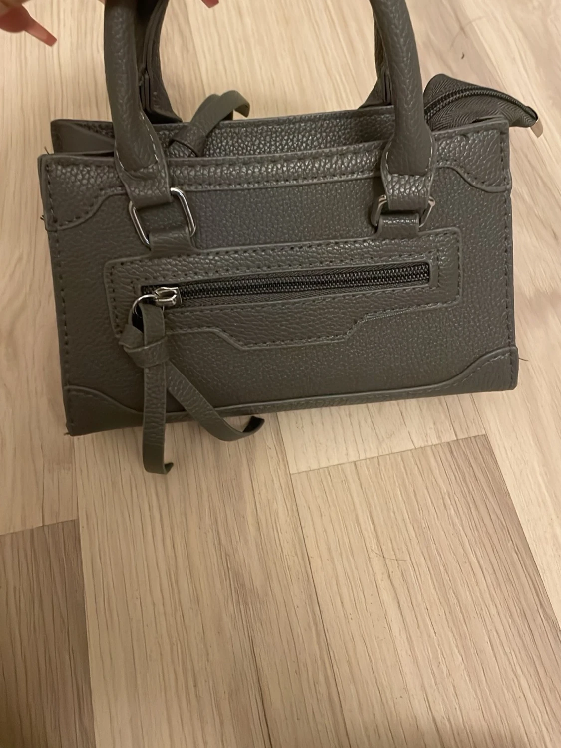Grå handväska i skinnimitation