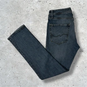 Jack&Jones jeans slim fit - Säljer dessa Jack&Jones jeansen som har en slim passform. Jeansen är i mycket bra skick och kommer i stl W30 L32. Hör av er vid minsta lilla fråga, pris kan diskuteras vid snabb affär!