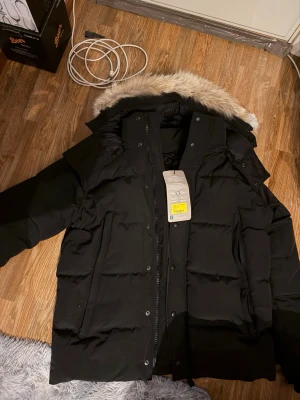Canada Goose Wyndham Black Label - Helt oanvänd, Tags kvar, Storlek XL sitter som en L