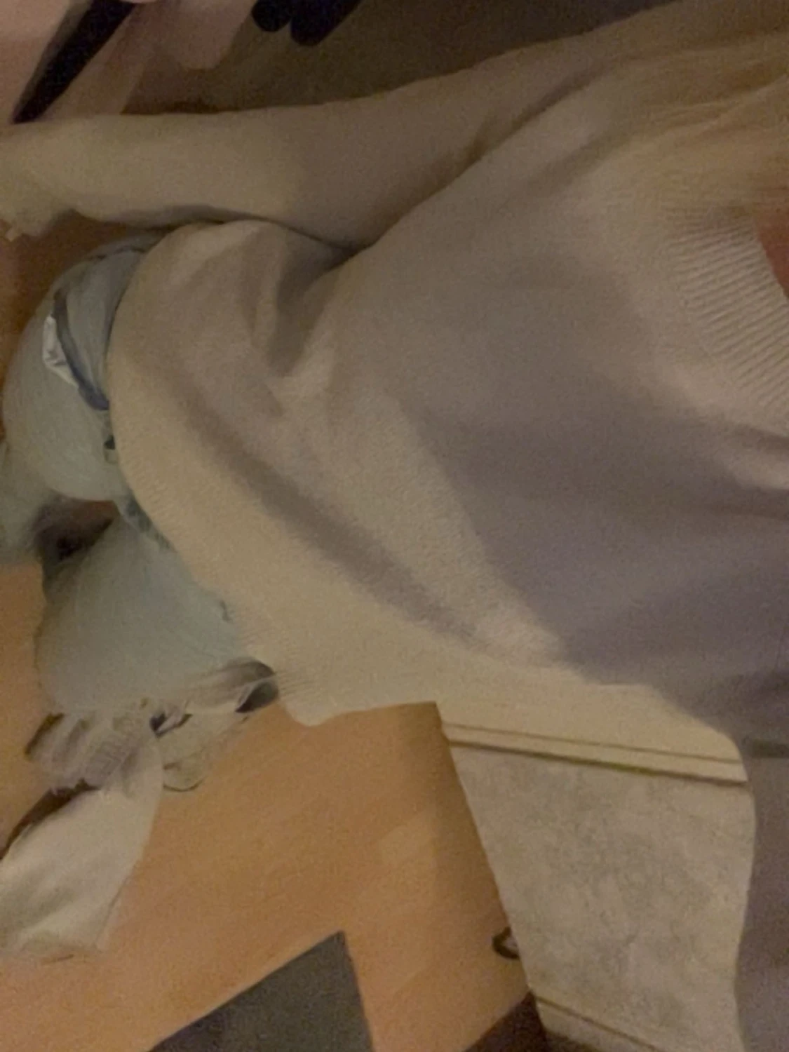 Beige stickad tröja med rund hals