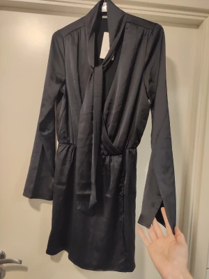 Klänning i storlek S - Vacker klänning som känns siden-aktig i tyget. Storlek S. Ord pris 499kr. Helt ny med lappar kvar!