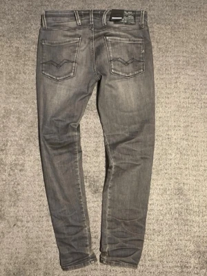 Replay anbass hyperflex jeans - Replay anbass i storlek W28 L30 dom är andvända samt har ett litet hål i skrevet därav priset 
