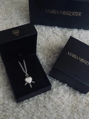 Maria Nilsdotter halsband hjärta three spike - Säljer mitt Maria Nilsdotterhalsband då jag har två fick ett nytt i julklapp fint skick sparsamt använd i längden 45 skriv vid frågor💗nypris 3200