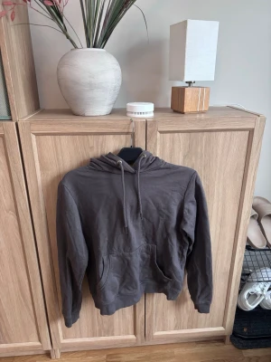 Grå hoodie - Grå hoodie i storlek XS, vet ej märket men står på lappen på bilden men kan inte läsa av haha💞