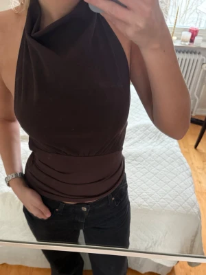 Brun topp från Zara  - Supersnygg topp från Zara som knappt är använd!