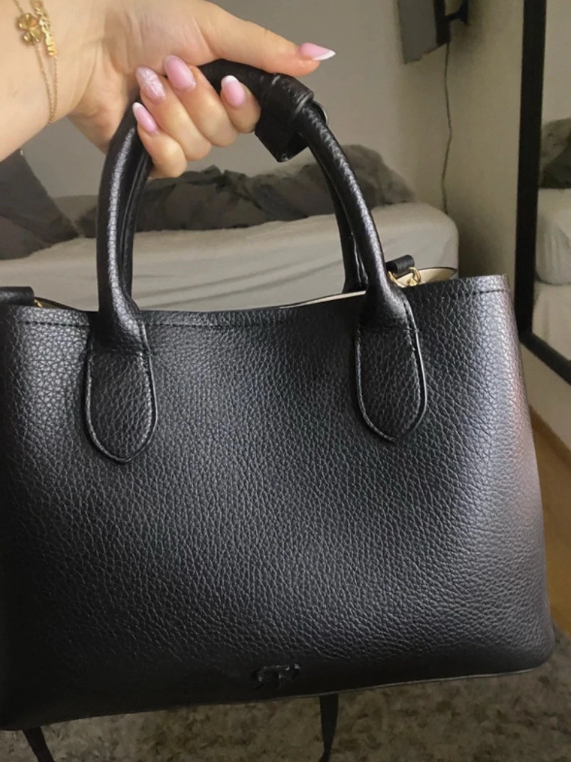 Svart handväska i skinn med guldiga detaljer