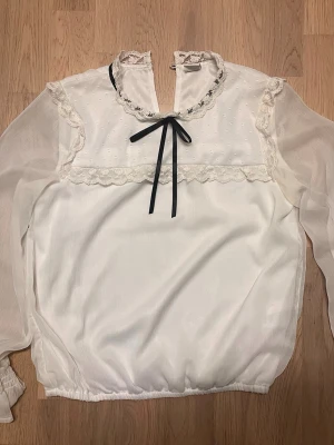 En fin blus för barn - Blusen är använd då gånger och är för liten. Blusen är i bra skick. Storleken på blusen är 146/152.