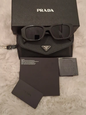 Prada solglassögon - Helt nya prada solglassögon. Aldrig använt. Skriv för mer info