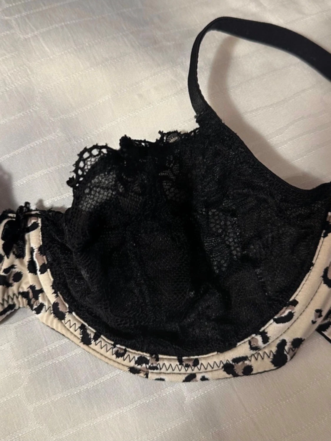 H&M Svart spets-bh med leopardkant 65A( 63-67cm) - 1