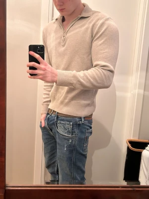  half zip-tröja - Säljer denna stilrena halv zip-tröja då den inte kommer till användning. Inprincip oanvänd. Modellen är 182 och väger 77 kg. Bara att höra av sig vid frågor