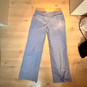 Ljus blåa vit somriga randiga pyjamas/mjukis/linnebyxor  - Super fina och trendiga . Helt ny med prislapp, nypris 330kr. Obs se stl bild 3 (xs-xxs)