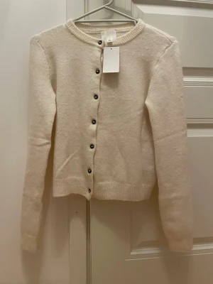 Stickad kofta - Helt ny med prislapp