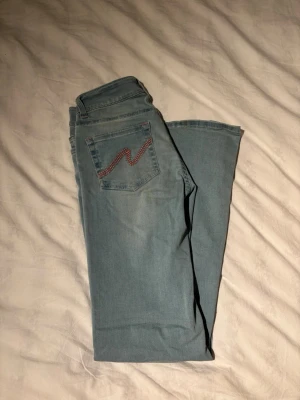 Nelly jeans - helt nya - • Storlek: 38 • Nypris: 699 kr • Mitt pris: 400 kr  Säljer ett par helt nya jeans från Nelly. Prislappen är borttagen men aldrig använda, de har bara legat i garderoben.