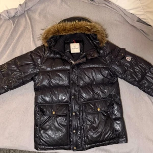 Moncler Hubert Vintaged  - Moncler Hubert Vintaged. Perfekt skick. Moncler säljer inte längre denna modell, eller jackor med Päls. Ovanlig Jacka. Size 3.  Har bevis på att den är äkta som dokument från där jag köpte den. Köpt för 8500. Pris kan diskutera vid snabb affär 