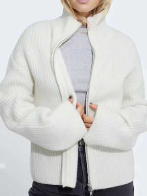 Stickad Kofta bikbok - Stickad kofta med dragkedja från bikbok. Lite högre krage. JÄTTEBRA skick endast testad