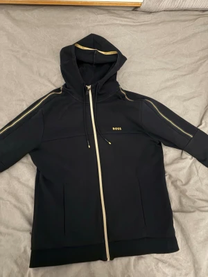 Hugo boss tröja  - Säljer denna då den blivit för liten på mig den är i bra bra skick och helt fräsch 