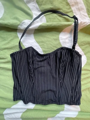 Korsettopp - Randig korsettliknande topp, står 42 men väldigt liten i storlek så kanske mer likt 36/38