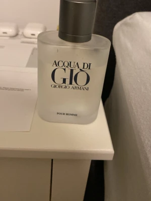 Acqua di Giò herrparfym - Stilren herrparfym från Giorgio Armani. Perfekt för dig som vill ha en klassisk och fräsch känsla. Flaskan har en modern design och passar bra i väskan eller på hyllan.