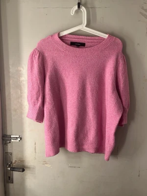 Stickade tröjor med puffärm - Supersöt rosa stickad tröja från Vero Moda med puffärm och ribbade muddar+ en exakt likadan fast i baby blå. Tröjorna  har en rund halsringning och trekvartsärm som ger en chill men ändå trendig vibe. Perfekt att styla med jeans eller kjol för en fräsch look. Den rosa tröjan är i XL och den blåa är i L:)