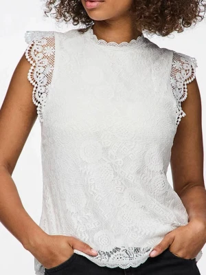 Vit spets blus - Säljer denna fina blus då den inte kommer till användning. Använd fåtal gånger 💕