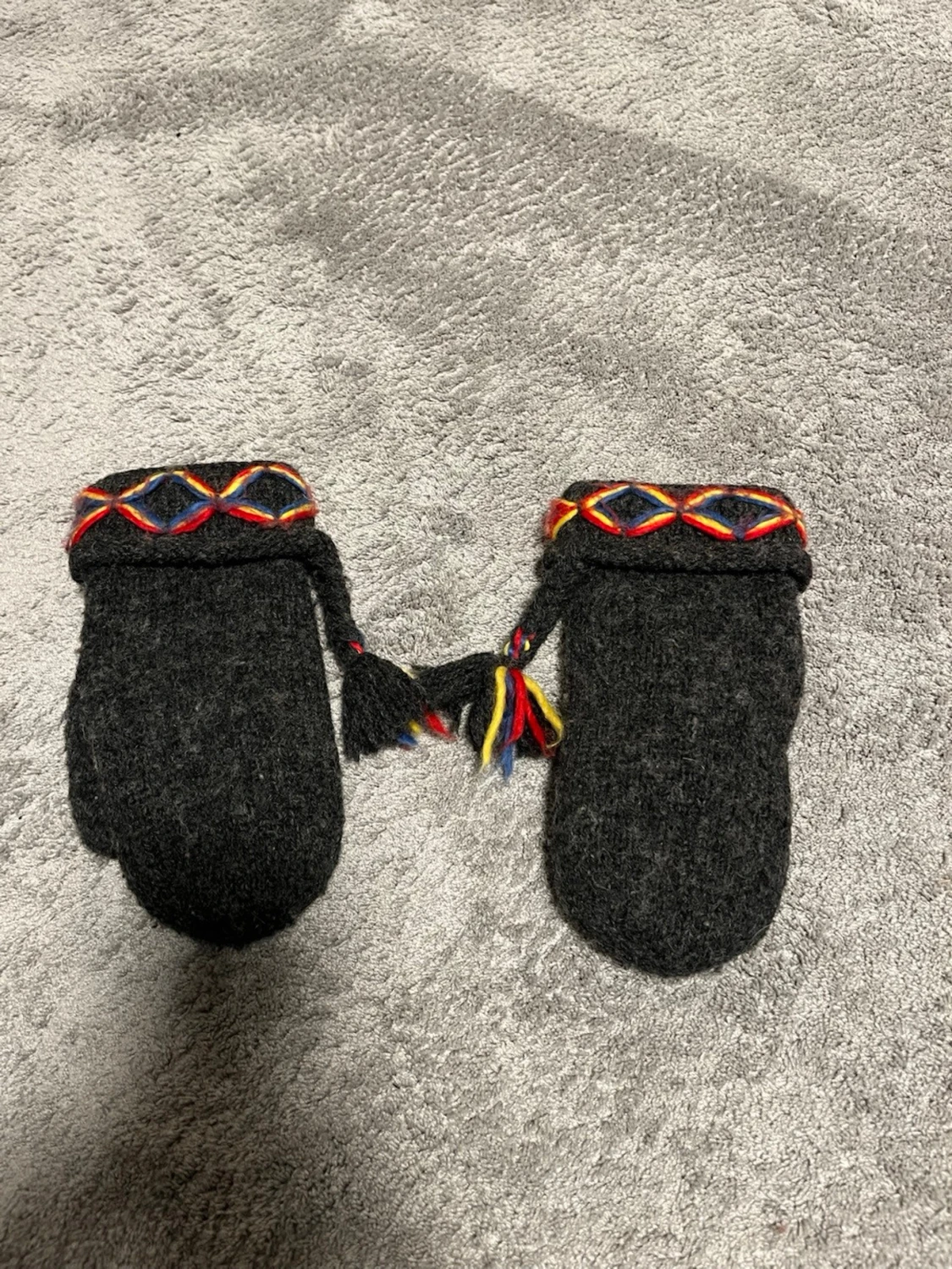 Mörgråa ullvantar med broderad kant - 1